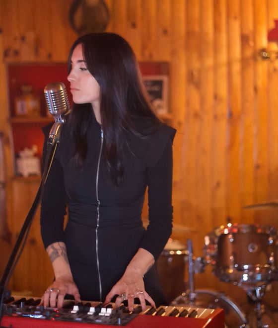 C H A D A V est une chanteuse, pianiste et compositrice française. Résidant sur la Côte d'Azur depuis son enfance, elle a eu l'occasion de collaborer avec plusieurs artistes lui permettant d'ouvrir son esprit et d'enrichir sa musique.